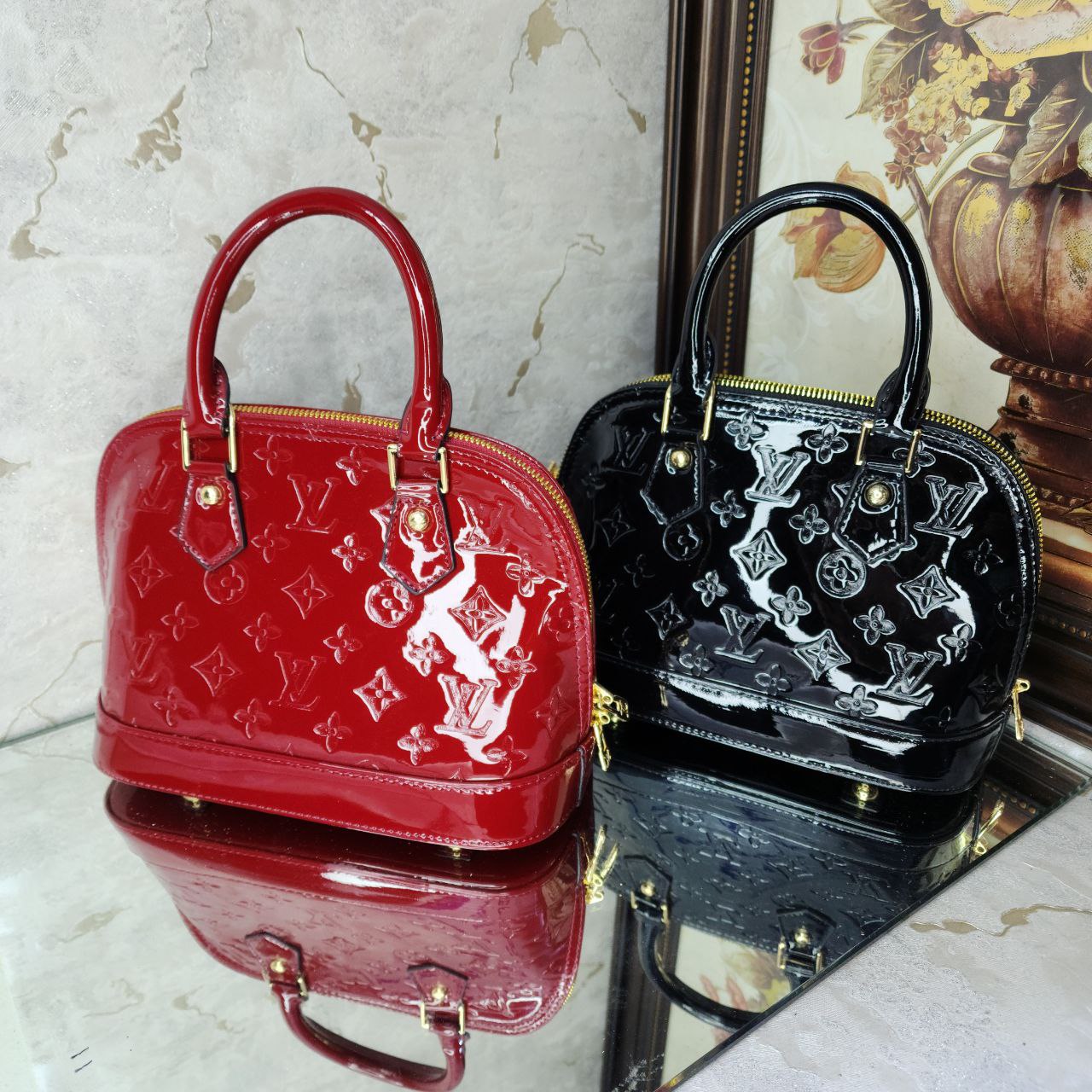 Louis Vuitton à main monogrammé Alma BB à fini verni Red