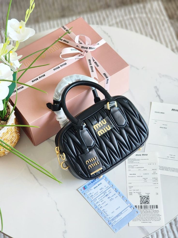 miu miu Sac mini bandoulière en cuir Arcadie Black