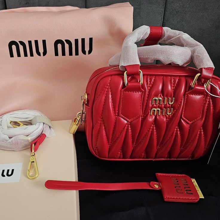 miu miu Sac mini bandoulière en cuir Arcadie red