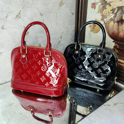 Louis Vuitton Alma en cuir verni Sac à main BLACK