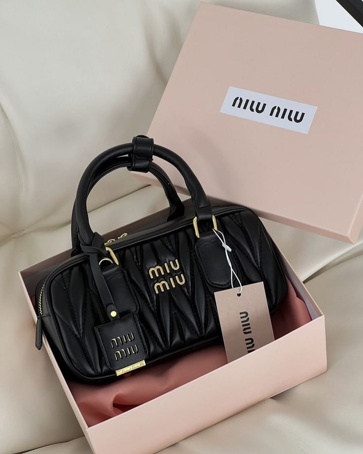 Miu Miu Sac à main en cuir Arcadie Noir