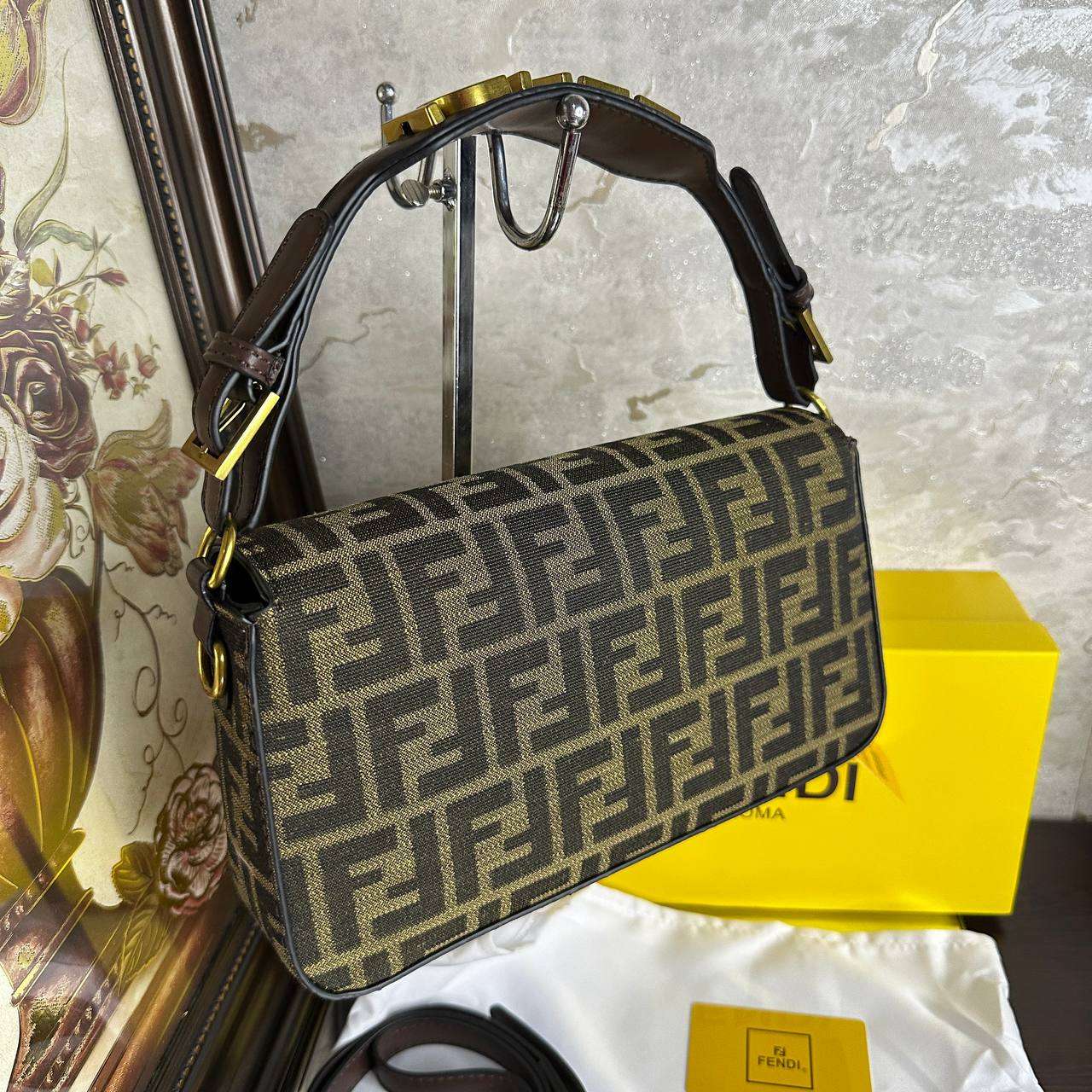 FENDI Baguette Sac en tissu jacquard FF couleur tabac et marron